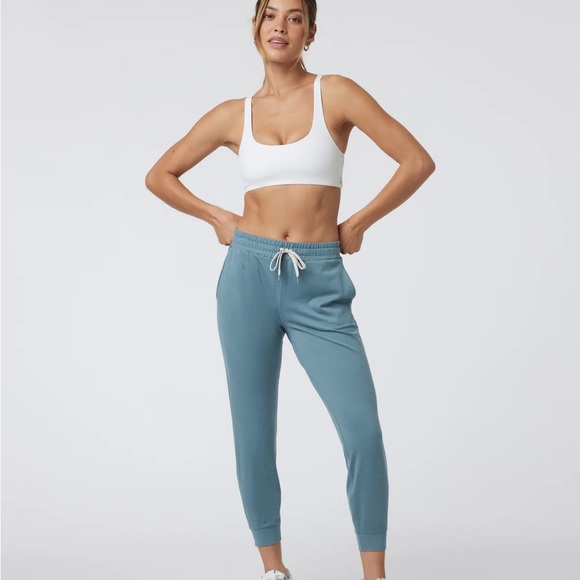 Vuori Women’sPerformance Jogger in Smoke Blue Heather - Picture 2 of 7